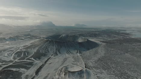 Cráter-Volcánico-Hverfjall-De-Islandia-Cubierto-De-Nieve-En-Invierno---Antena