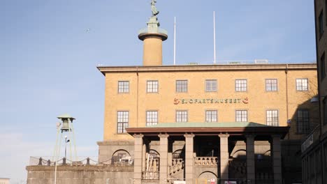 Sjöfartsmuseet-Museum-In-Göteborg,-Schweden---Außen,-Fassade-Des-Maritimen-Museums-Und-Des-Aquariumgebäudes---Schwedische-Maritime-Kulturgeschichte-Fördert-Die-Idee-Des-Lebendigen-Meeres---Sjöfarts-Museet-Akvariet