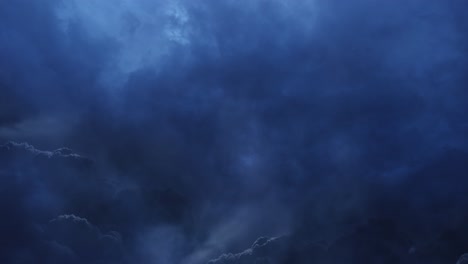 Tormentas-Eléctricas-Que-Ocurren-En-El-Cielo-Azul-Oscuro-Y-Nubes-Espesas