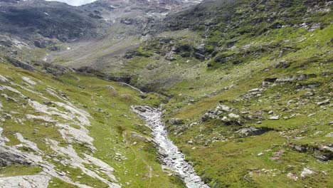 Enormes-Rocas-De-Montaña,-Vuelo-Aéreo-Sobre-Los-Alpes-Suizos