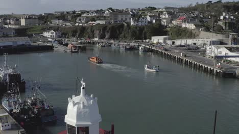 La-Guardia-Costera-Irlandesa-Remolca-Un-Barco-Pesquero-Rescatado-Hasta-El-Puerto-Para-Repararlo