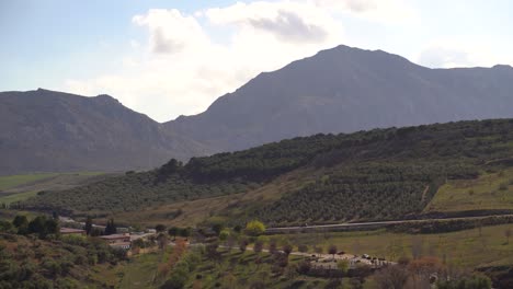 Hermosa-Vista-Del-Campo-Español-Con-Colinas,-Montañas-Y-Caminos-Rurales