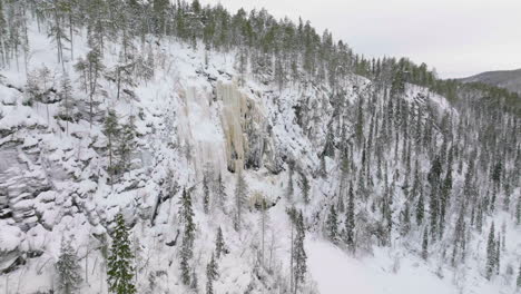Erstaunliche-Gefrorene-Wasserfälle-Der-Korouoma-Schlucht-In-Rovaniemi,-Finnland-An-Einem-Wintertag