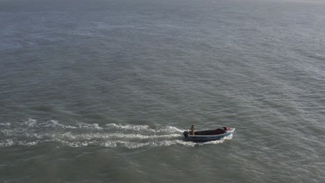 Kleines-Offenes-Hummerboot-Kreuzt-Den-Rahmen-Von-Links-Nach-Rechts-Auf-Offenem-Wasser