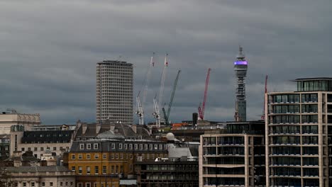 Blick-Richtung-Bt-Tower-Und-Mittelpunkt-Von-Der-Oxo-Tower-Bar,-London,-Vereinigtes-Königreich