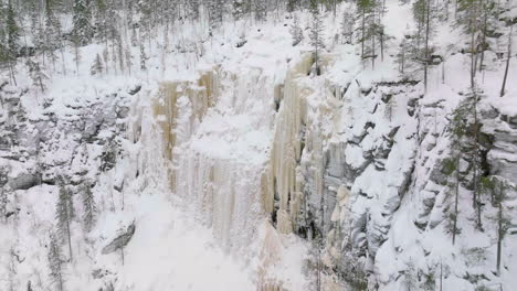 Fliegen-In-Richtung-Korouoma-Canyon-Und-Gefrorene-Wasserfälle-In-Lappland,-Finnland