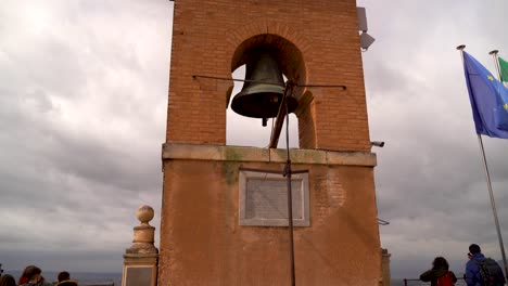 Incline-Hacia-Abajo-Sobre-La-Famosa-Torre-Del-Reloj-En-La-Parte-Superior-De-La-Alhambra-Con-Los-Turistas
