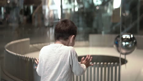 Kid-watching-and-loving-the-Foucoult-Pendulum-demonstrating-the-earth-rotation