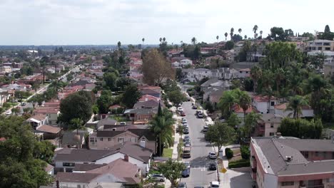 Barrio-Residencial-De-Baldwin-Hills,-Casa-En-Una-Comunidad,-Antena-Durante-El-Día-Nublado
