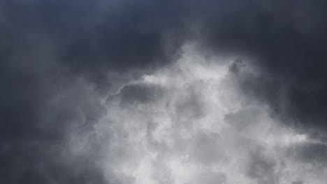 Gewitter-Und-Graue-Wolken-Ziehen-über-Den-Dunklen-Himmel