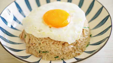 Gebratener-Reis-Mit-Schweinefleisch-Und-Spiegelei-Im-Japanischen-Stil---Asiatischer-Essensstil