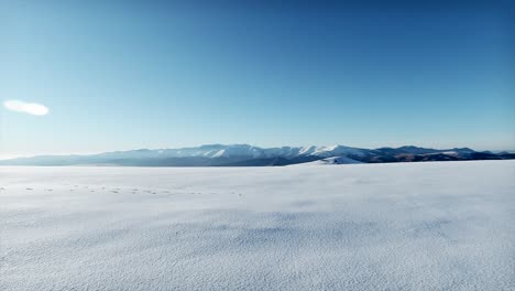 Links-Rechts-Kamerabewegung-Einer-Winterlich-Verschneiten-Berglandschaft