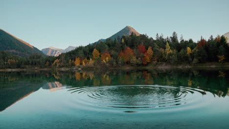 Lago-De-Montaña-En-Los-Alpes-Austríacos-Con-Vibrantes-Hojas-De-Otoño-Y-Reflexión,-Cerca-De-Alemania