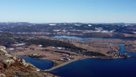 Cresta-De-La-Montaña-En-La-Cumbre-De-Blaheia-Con-Vistas-Al-Pueblo-De-Pescadores-En-La-Isla-De-Vestvagoya,-Noruega