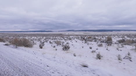 POV-Des-Fahrens-In-Der-Wüste-Im-Winter-Mit-Schneebedeckten-Steppenfeldern