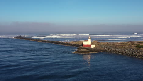 Coquille-River-Lighthouse-in-Bandon,-Oregon,-USA