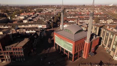 Antena-Que-Muestra-La-Arquitectura-Religiosa-Contemporánea-Del-Edificio-De-La-Mezquita-En-La-Zona-Residencial-Del-Barrio-De-Lombok-En-La-Ciudad-Holandesa-De-Utrecht