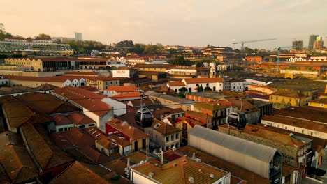 Gondel-Des-Teleférico-De-Gaia,-Die-Während-Des-Sonnenuntergangs-In-Portugal-über-Die-Stadt-Porto-Fährt---Luftbild
