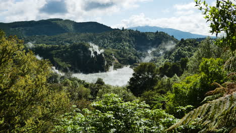 Tropische-Ländliche-Landschaft-Von-Neuseeland,-Die-Im-Sommer-Einen-Geothermal-Kochenden-See-Im-Tal-Umgibt