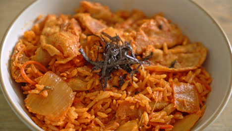Arroz-Frito-Kimchi-Con-Carne-De-Cerdo-En-Rodajas---Estilo-De-Comida-Coreana