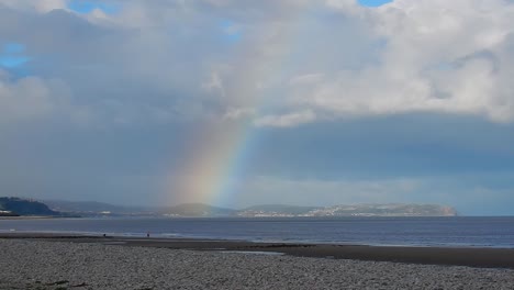 Malerischer-Bunter-Regenbogen-über-Walisischem-Gebirgsküstenhorizont