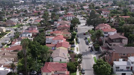 Neighborhood-in-Baldwin-Hills,-where-Training-Day-was-shot,-aerial-fly-over-of-large-houses