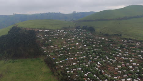 Luftaufnahme:-Die-Malerische-Kongo-Stadt-Mushaki,-Die-In-Einen-Grünen-Hügel-Gebaut-Ist