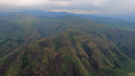 Flickenteppich-Aus-Landwirtschaftlichen-Feldern-Auf-Steilen-Hügeln-Im-Kongo
