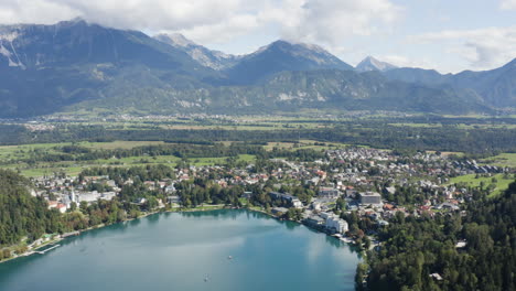 Vista-Primaveral-Del-Lago-Bled,-Ciudad-De-Bled,-Alpes-Julianos,-Eslovenia,-Europa---Toma-Aérea-De-Drones