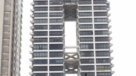 4k-Aufnahmen-Eines-Wolkenkratzer-Bürogebäudes,-Das-Aus-Zwei-Miteinander-Verbundenen-Türmen-Mit-Einigen-Pflanzen-Auf-Dem-Dach-Besteht