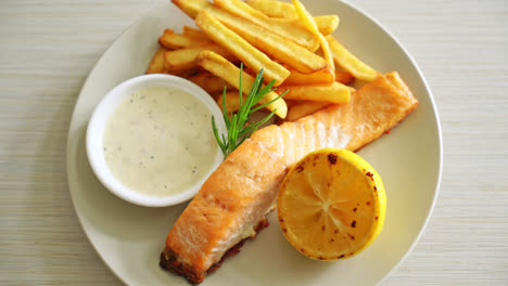 Gebratener-Lachs-Fish-And-Chips-Mit-Zitrone-Auf-Dem-Teller