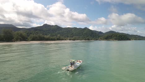 Kleines-Fischermotorboot-Der-Küste-Der-Thailändischen-Tropischen-Insel-Mit-Bergen,-Blauer-Himmel
