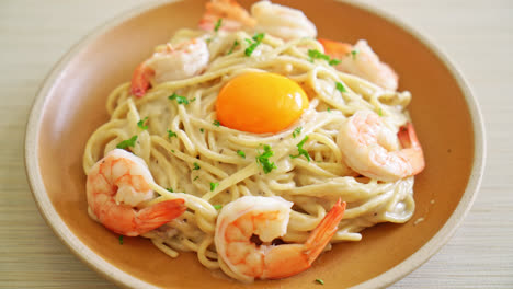 Hausgemachte-Spaghetti-Mit-Weißer-Sahnesauce-Mit-Garnelen-Und-Eigelb