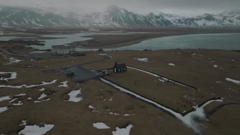 Filmische-Luftaufnahme-Des-Berühmten-Kirchengebäudes-In-Island