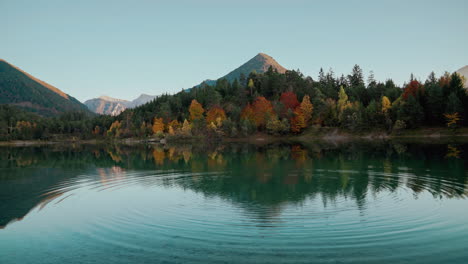 4K-UHD-Cinemagraph-seamless-video-loop-of-a-mountain-lake-in-the-Austrian-alps-with-vibrant-autumn-leaves-and-reflection,-close-to-Germany