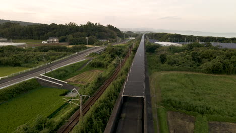 Antenne-über-Sonnenkollektoren-Auf-Einer-Verlassenen-Einschienenbahn-In-Japan