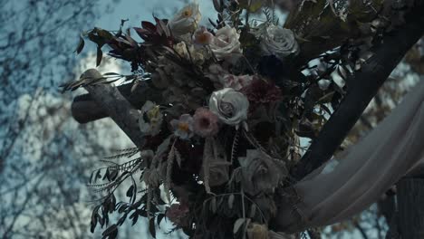 Detail-Einer-Schönen-Blumen-Für-Bogen-Auf-Hochzeitszeremonie---Hochzeit-Im-Freien---Nahaufnahme-Geschmückt