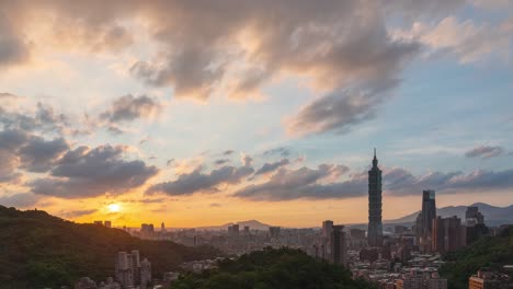 Hermoso-Amanecer-De-Día-A-Noche-En-Los-Rascacielos-De-Taipei,-Capital-De-Taiwán