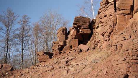 La-Piedra-Caliza-Roja-Se-Extrae-En-Kinnekulle,-Una-Montaña-De-Cima-Plana-En-El-Condado-De-Västergötland,-Suecia,-En-La-Orilla-Oriental-Del-Lago-Vänern