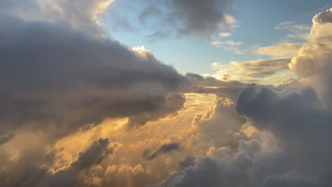 Fliegen-Zwischen-Wolken-In-Einem-Fantastischen-Sonnenuntergang-über-Dem-Meer