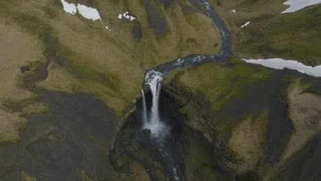 Vista-Aérea-De-Pájaro-De-La-Pintoresca-Cascada-Kvernufoss-En-Islandia