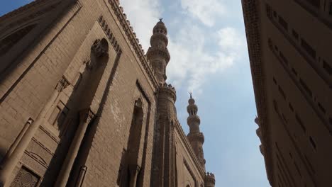 Vista-De-ángulo-Bajo-De-La-Mezquita-madrasa-Del-Sultán-Hassan-Y-La-Mezquita-Al-rifa&#39;i-El-Cairo-En-Egipto