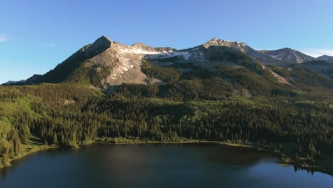 Hermoso-Lago-Perdido-En-El-Paso-De-Kebler,-Colorado,-Rodeado-De-Colinas-De-Bosques-Alpinos