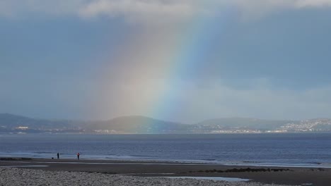 Szenische-Regenbogenfarben-Schöne-Farben-über-Walisischen-Bergen-Küstenlandschaft-Horizont