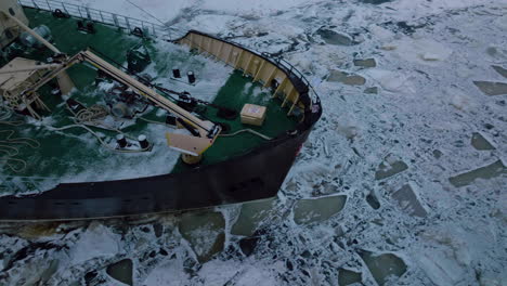 Eisbrecherschiff,-Das-Während-Der-Arktistour-Im-Bottnischen-Meerbusen-Mit-Gebrochenem-Eis-Kreuzt