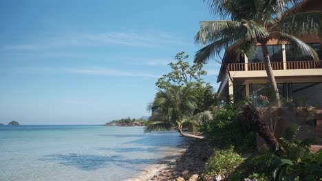 4k-Statische-Aufnahme-Des-Resorts-Mit-Palmen-Mit-Tropischem-Blauem-Ozean-Auf-Der-Insel-Koh-Chang