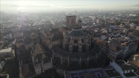 Luftumlauf-Um-Die-Majestätische-Kathedrale-Von-Granada-Mit-Der-Umliegenden-Stadt
