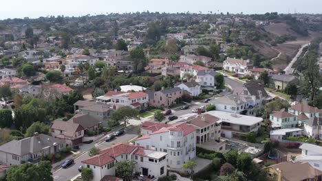 Rising-aerial,-Baldwin-Hills-homes-in-suburban-community,-upscale-houses-during-daytime