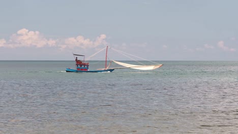 Toma-Estática-De-Un-Barco-Camaronero-Pescando-Camarones-Pequeños-En-El-Golfo-De-Tailandia