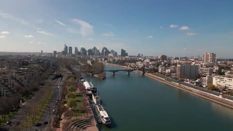 Pont-De-Sully-Auf-Der-Seine-Mit-La-Defense-Wolkenkratzern-Im-Hintergrund,-Paris